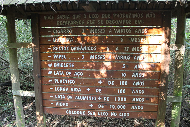 ·                 Papel: 3 a 6 meses<br>
·                 Tecidos:6 meses a 1 ano<br>
·                 Toco de cigarro: 1 a 2 anos<br>
·                 Chicletes: 5 anos<br>
·                 Vidros: 5.000 anos<br>
·                 Lata de alumínio: nunca<br>
·                 Borracha: nunca<br>
·                 Metais: mais de 100 anos<br>
