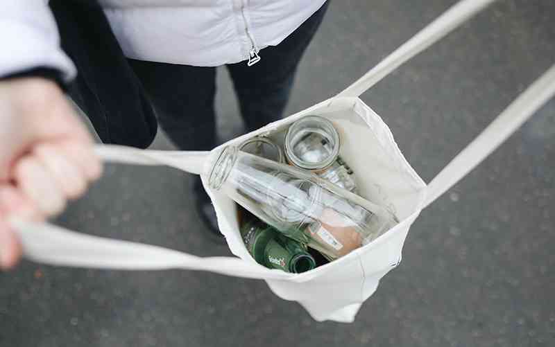 reciclagem de lixo garrafas de vidro lixeira verde  Foto de Polina Tankilevitch no Pexels